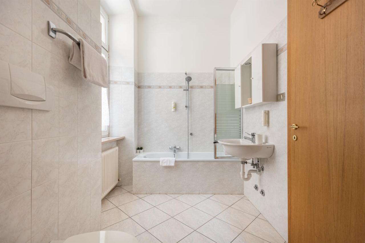Residenza Ester Riva del Garda Luaran gambar